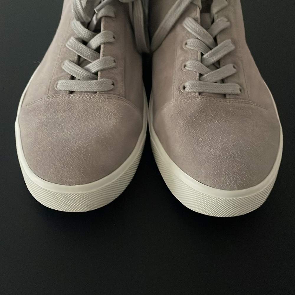 Vince Women’s Belford Sneakers Size 8 Gray Suede Low Top Preppy Travel Vacation